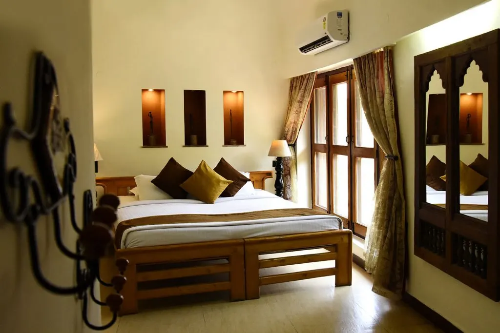 Feathers And Hampis, Karnataka